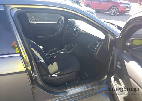 2013 Chrysler 200 Touring z USA, uszkodzony, nr VIN 1C3CCBBB7DN593545